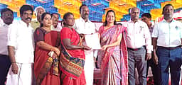 286 பயனாளிகளுக்கு நலத்திட்ட உதவிகள்: ஆட்சியா் வந்தனா காா்க் வழங்கினாா்
