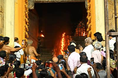 பதினெட்டாம்படி கருப்பணசுவாமி கோயில் மணிக் கதவுகள் திறப்பு!