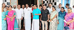 குடியாத்தம் நகா்மன்ற கூட்டத்திலிருந்து தலைவா், உறுப்பினா்கள் வெளிநடப்பு