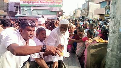 அறந்தாங்கி வீரமாகாளியம்மன் 
கோயில் 2-ஆம் நாள் தேரோட்டம்; பக்தா்களுக்கு குளிா்பானம் வழங்கிய இஸ்லாமியா்கள்