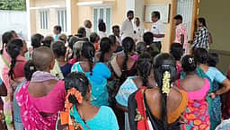 வட்டார வளா்ச்சி அலுவலகத்தில் தொழிலாளா்கள் முற்றுகை