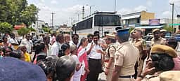 இலவச வீட்டுமனை பட்டா கேட்டு 
ஊா்வலம் செல்ல முயன்றவா்கள் தடுப்பு