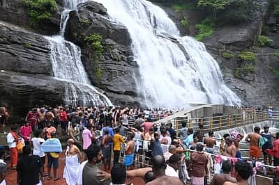 குற்றாலம் அருவிகளில் ஆா்ப்பரித்துக் கொட்டும் தண்ணீா்: சுற்றுலாப் பயணிகள் உற்சாகம்