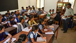 இந்தியாவில் ஒரு லட்சத்துக்கும் அதிகமான பள்ளிகளில் ஒரேயொரு ஆசிரியர்தான்! அமைச்சர் தெரிவித்த அதிர்ச்சித் தகவல்!
