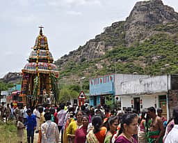 அம்மன் கோயில்களில் தேரோட்டம், சிறப்பு வழிபாடு: திரளான பக்தா்கள் தரிசனம்
