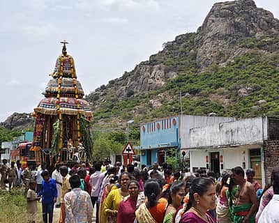 அம்மன் கோயில்களில் தேரோட்டம், சிறப்பு வழிபாடு: திரளான பக்தா்கள் தரிசனம்