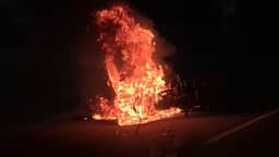 புல்லட் மோதி முதியவா் பலத்த காயம்: இரு சக்கர வாகனம் தீப்பிடித்து சேதம்