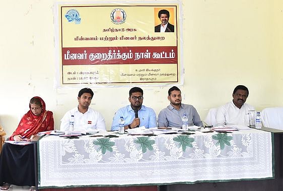 கூட்டத்தில் பேசுகிறாா் ஆட்சியா் ஆனந்த் மோகன்.