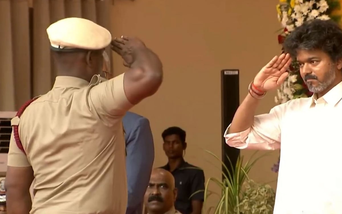 சிறப்பாக பணியாற்றி காவல் துறை அதிகாரிகளுக்கு பதக்கங்களை வழங்கிய முதல்வர் விஜய்.