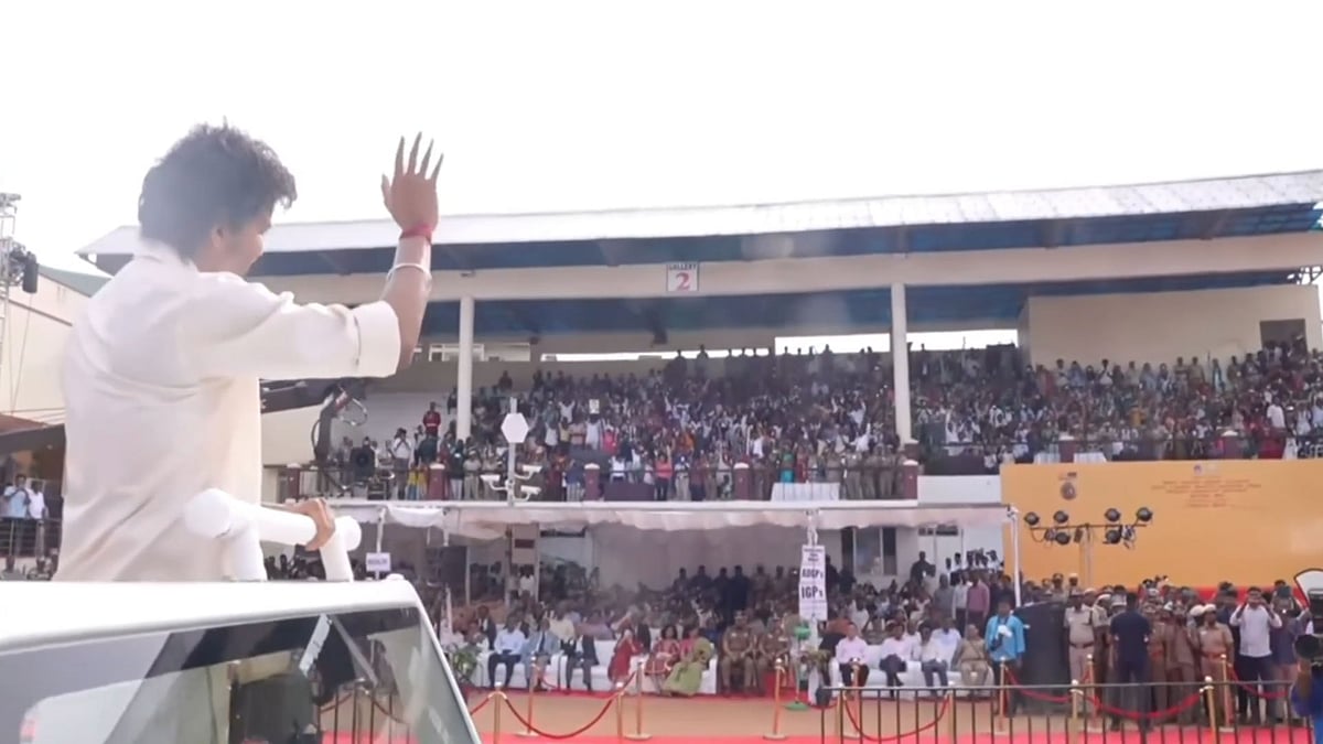 காவல்துறை வாகனத்தில் சென்று காவலர் அணிவகுப்பை பார்வையிட்ட முதலமைச்சர் விஜய்.