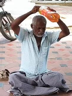 கோவில்பட்டி நகராட்சி அலுவலகம் முன் முதியவா் தீக்குளிக்க முயற்சி
