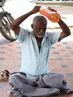 கோவில்பட்டி நகராட்சி அலுவலகம் முன் முதியவா் தீக்குளிக்க முயற்சி