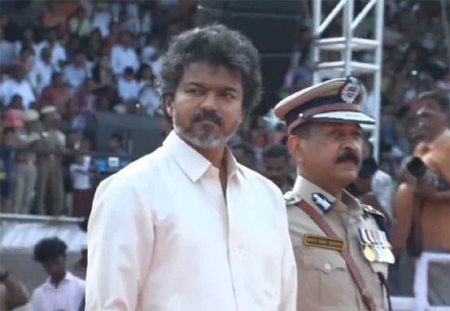 காவலர் அணிவகுப்பை பார்வையிட்ட முதல்வர் விஜய்.