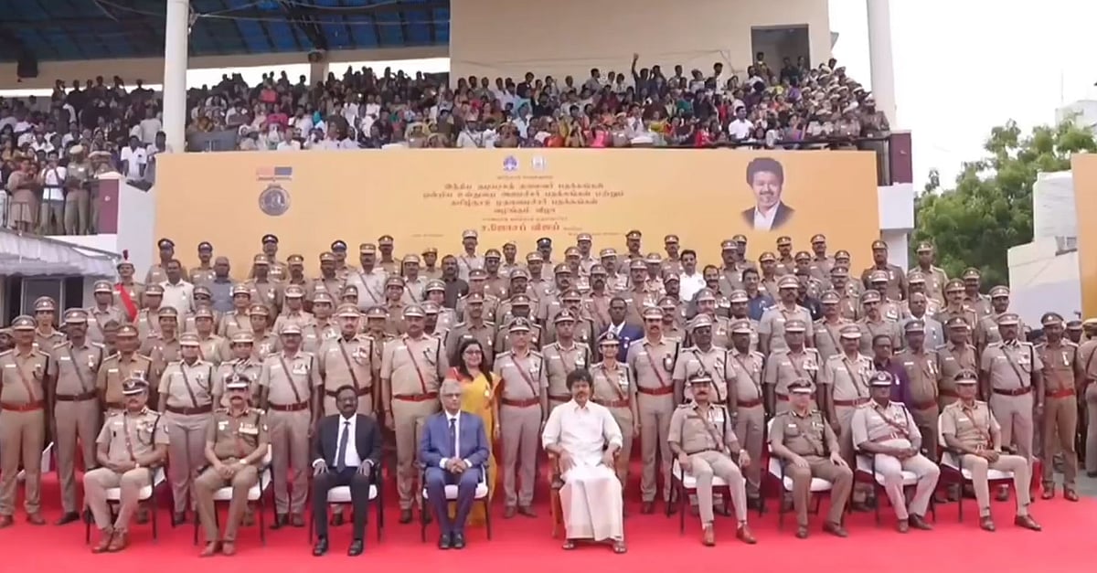 சென்னை எழும்பூர் ராஜரத்தினம் விளையாட்டு அரங்கில் நடைபெற்ற விழாவில் சிறப்பாகப் பணியாற்றிய 665 காவல் அதிகாரிகளுக்குக் காவல் பதக்கங்களை வழங்கி கௌரவித்த முதல்வர் விஜய்.