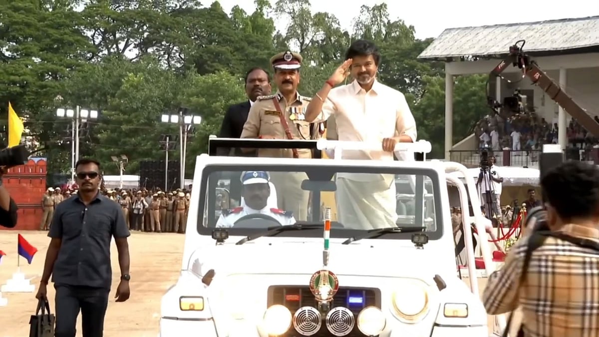 பதக்கங்கள் வழங்கும் விழாவில் பங்கேற்று காவல்துறையின் அணிவகுப்பு மரியாதையை ஏற்ற முதல்வர் விஜய்.