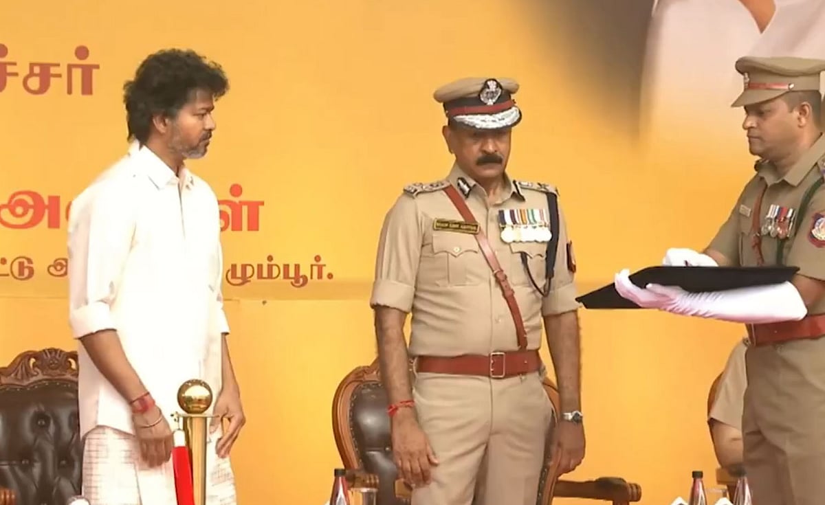 காவல் பதக்கங்களை வழங்கும் விழாவில் முதல்வர் விஜய்.