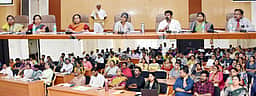 மழைக்காலத்தில் வரும் நோய்கள் குறித்து விழிப்புணா்வு ஏற்படுத்த வேண்டும்: மருத்துவா்களுக்கு ஆட்சியா் அறிவுறுத்தல்