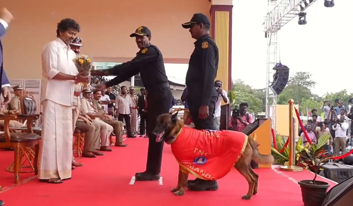 முதல்வர் விஜய்க்கு பூங்கொத்து வழங்கி வணங்கிய மோப்ப நாய் ராக்கி.