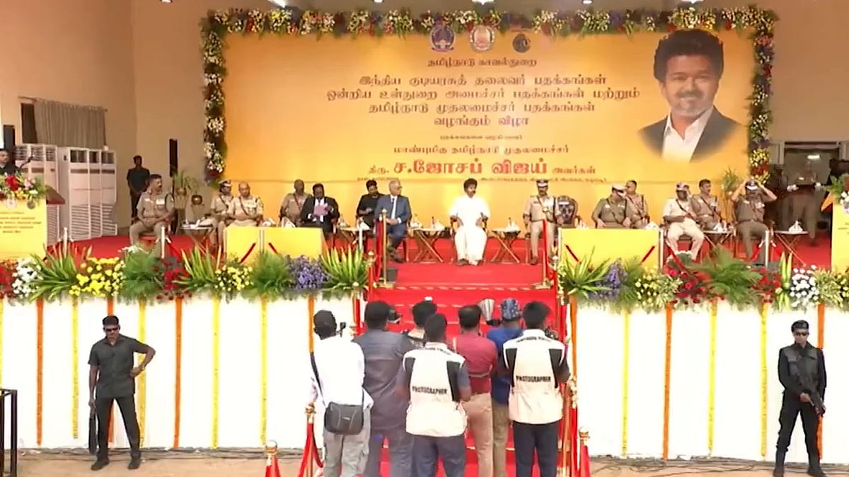 காவலர்களுக்குப் பதக்கங்கள் வழங்கிய முதல்வர் விஜய் - புகைப்படங்கள்