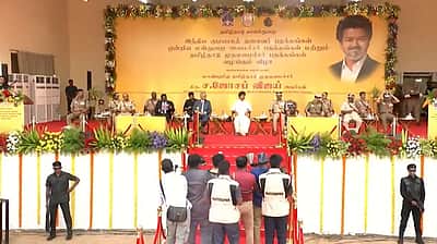 காவலர்களுக்குப் பதக்கங்கள் வழங்கிய முதல்வர் விஜய் - புகைப்படங்கள்