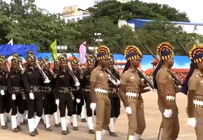 காவல்துறையின் பிரம்மாண்ட அணிவகுப்பு.