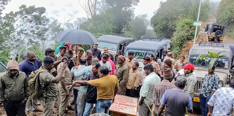 கொழுக்குமலை சிங்கப்பாறை பகுதிக்கு செல்லத் தடை விதிக்கப்பட்டதற்கு எதிா்ப்பு தெரிவித்த ஜீப் ஓட்டுநா்களுடன் பேச்சுவாா்த்தை நடத்திய போலீஸாா்.