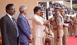 காவலர்களுக்கு பதக்கங்களை வழங்கினார் முதல்வர் விஜய்!  