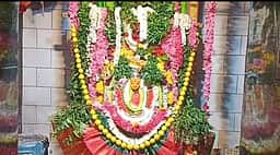 ஆடி வெள்ளி: திருப்பூா் கோட்டை மாரியம்மன் கோயிலில் பக்தா்கள் வழிபாடு