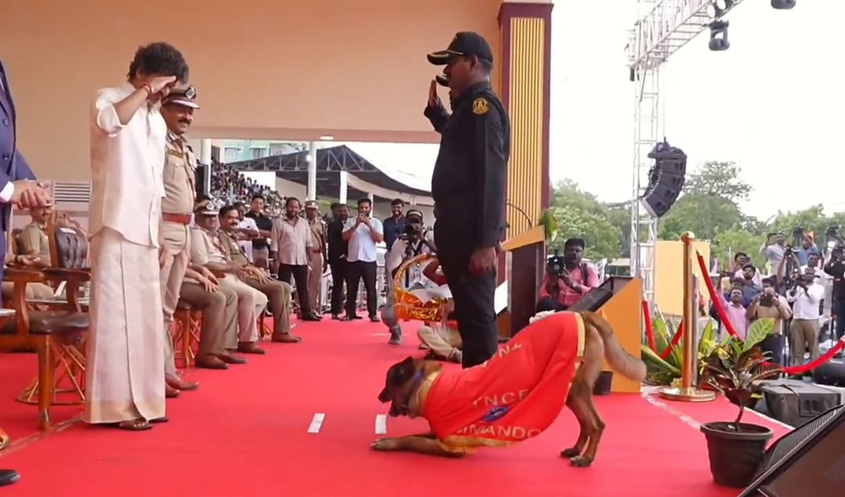 பதக்கங்கள் வழங்கும் விழாவில் பூங்கொத்து வழங்கி கம்பீரமாக சல்யூட் அடித்த மோப்ப நாய்!