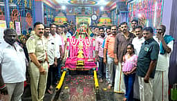 சிங்கம்புணரி அம்மன் கோயிலில்
காவல் துறையினா் வழிபாடு