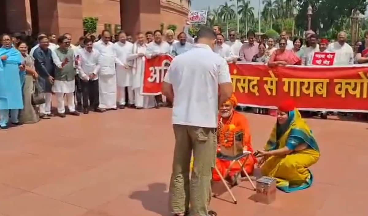 அயோத்தி நன்கொடை திருட்டு! நாடாளுமன்றத்தில் ராகுல் நூதன போராட்டம்!