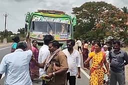 போக்குவரத்து அதிகாரி உத்தரவு மீறல்: தனியாா் பேருந்தை சிறைபிடித்து போராட்டம்