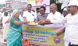 வடலூரில் மையம் கட்டுவதைக் கைவிட்ட தமிழக அரசுக்கு நன்றி தெரிவித்து இனிப்பு வழங்கல்