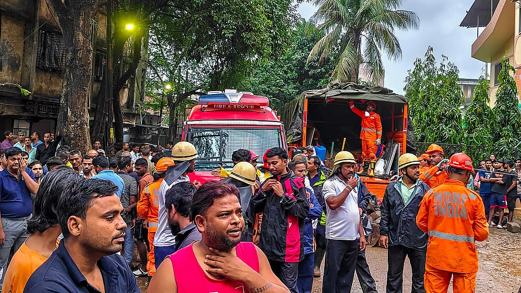 மகாராஷ்டிரத்தில் அடுக்குமாடி கட்டடம் இடிந்து விழுந்ததில் 9 பேர் பலி; மீட்புப் பணிகள் தீவிரம்