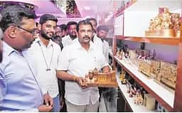 மல்லியகரையில் ரூ. 2.85 கோடியில்
பூம்புகாா் கைவினைப் பொருள்கள் விற்பனையகம்: அமைச்சா் பெ. மதன்ராஜா திறந்துவைத்தார்!