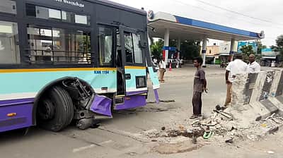 சாலை தடுப்பு மீது அரசுப் பேருந்து மோதி விபத்து: செவிலியா் பலத்த  காயம்