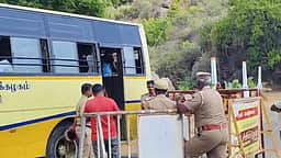 மாஞ்சோலைக்கு பேருந்தில் சென்றவா்களை தடுத்து நிறுத்திய வனத் துறையினா்