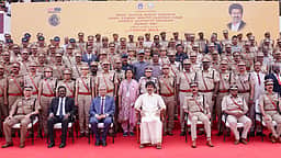 பதக்கம் பெற்ற 5 காவல் துணை ஆணையா்கள்!