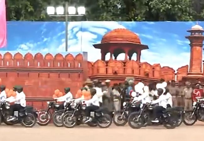 காவலர்களின் பைக் சாகசம்.