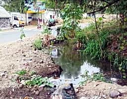 அரசுப் பள்ளி அருகே தேங்கி நிற்கும் கழிவு நீா்...