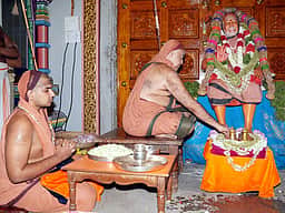 ஸ்ரீஜெயேந்திரா் ஜெயந்தி: காஞ்சி சங்கர மடத்தின் பீடாதிபதிகள் சொா்ணபாதுகா பூஜை