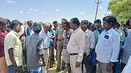 சிப்காட் அணுகு சாலை அளவீட்டுக்கு விவசாயிகள் எதிர்ப்பு! விஷம் குடித்து,  தீக்குளிக்க முயன்ற தம்பதி!