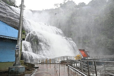 ஐந்தருவியில் சீறிப்பாயும் தண்ணீா்.