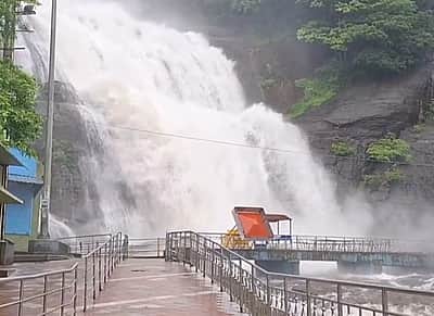 குற்றால அருவிகளில் வெள்ளப்பெருக்கு: சுற்றுலாப் பயணிகள் குளிக்கத் தடை