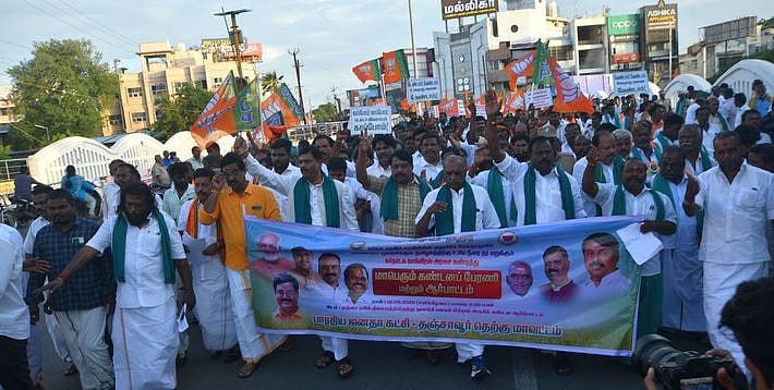 தஞ்சாவூரில் சனிக்கிழமை மாலை நடைபெற்ற பேரணியில் பங்கேற்ற பாஜக மாநிலத் தலைவா் நயினாா் நாகேந்திரன் உள்ளிட்டோா்.