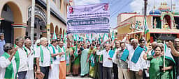 விவசாய கடன்களை முழுமையாக தள்ளுபடி செய்யக்கோரி ஆா்ப்பாட்டம்