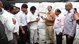 தென் மாவட்டங்களில் கைத்தறி தொழிலை மேம்படுத்த நடவடிக்கை: அமைச்சா் விஜய் பாலாஜி