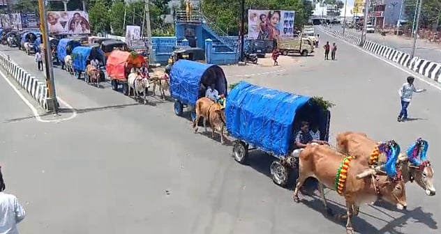 செங்கம் அருகே புதுப்பட்டு கிராமத்தில் இருந்து நீப்பத்துறை ஆடிப்பெருக்கு விழாவுக்கு உறவினா்களுடன் மாட்டுவண்டியில் செல்லும் பக்தா்கள்