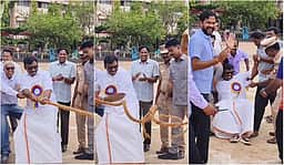 வினையான விளையாட்டு! கயிறு அறுந்து தடுமாறி கீழே விழுந்த அமைச்சர்!