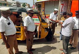 ஆவணமின்றி இயக்கப்பட்ட 12 ஆட்டோக்கள் பறிமுதல்